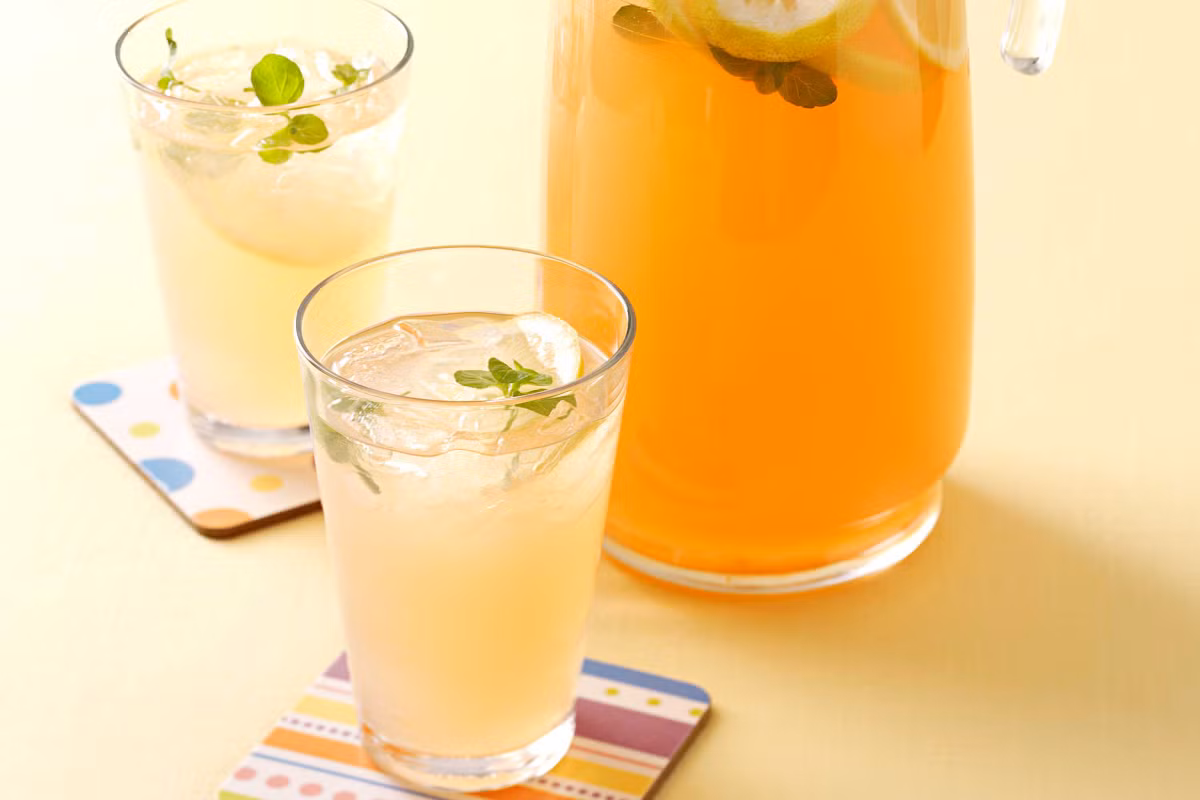 Nước chanh đào: Đun sôi đào và đường trong một ít nước, tắt bếp để nguội để đào mềm ra rồi bỏ vỏ đi. Khi uống pha hỗn hợp đào với nước chanh. Có thể cho thêm một vài lá bạc hà để tăng hương vị.