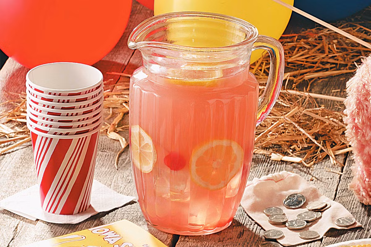 Nước chanh đào: Đồ uống này chỉ đơn thuần dùng nguyên liệu là quả chanh đào. Chanh đào vắt lấy nước, phần vỏ bỏ vào đun sôi với đường và nước rồi bỏ vỏ đi. Pha hỗn hợp này lẫn với nước chanh đã vắt và đá. Có thể trang trí thêm bằng chanh cắt lát hoặc cherry.