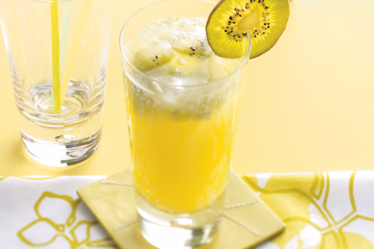 Chanh kiwi: Cắt 2 quả kiwi thành miếng nhỏ, cho vào khay đá rồi đổ thêm nước rồi để đông lạnh trong ngăn đá. Phần kiwi còn lại xay nhuyễn bằng máy xay sinh tố. Nước chanh pha ngọt vừa ăn rồi đổ cả kiwi xay và kiwi đông lạnh vào.