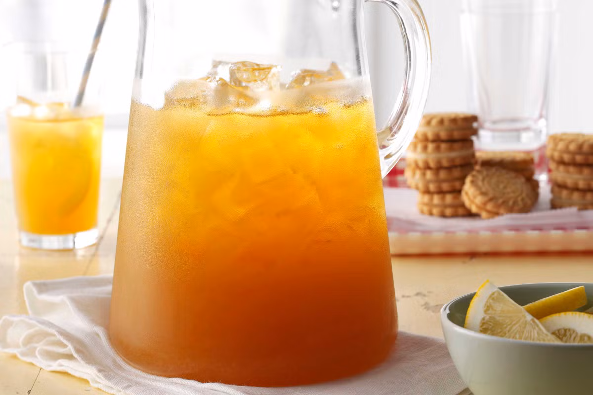 Cốc trà chanh lạnh này không chỉ nhanh chóng giúp bạn hạ nhiệt mà còn tốt cho sức khỏe và rất ngon mắt. Hãy pha nước chè trước, để nguội rồi vắt chanh và thêm đường cho vừa vị ngọt.