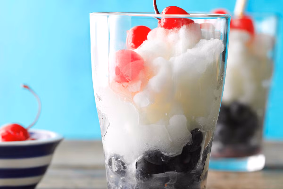 Cách pha nước chanh tuyết: Xay lẫn nước chanh, đường với đá thành tuyết. Xếp một lớp việt quất dưới đáy cốc rồi đổ chanh tuyết lên, bên trên để thêm vài quả cherry.