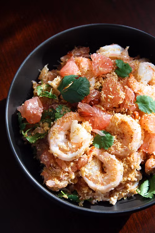 Nếu không có hoa sen có thể thay bằng lá lốt cũng thành một món salad cay rất ngon. Để tiện lợi hơn trong bữa ăn gia đình, không cần để riêng mà có thể trộn đều các nguyên liệu rồi ăn ngay. 