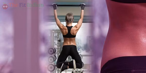 Hít xà đơn: Đây là bài tập tăng cường sức khỏe cho phần thân trên đồng thời làm giảm mỡ lưng cho cả đàn ông và phụ nữ. Ban đầu đu người lên xà trong tư thế lòng bàn tay hướng ra phía trước mặt rồi dùng sức kéo người lên cho đến khi cằm chạm vào xà ngang. Để giảm cân tốt hơn có thể bắt chéo hai chân ra sau như hình. Sau đó từ từ duỗi thẳng tay để hạ người xuống. Làm càng nhiều càng tốt, nếu có thể thì nên tập từ 3-10 set. 