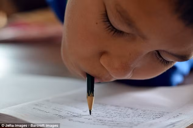 Cứ mỗi khi có thời gian rảnh là cậu bé Tiyo Satrio lại lăn vào chơi game và chứng tỏ rằng mình là một game thủ đáng gờm so với bạn bè. 