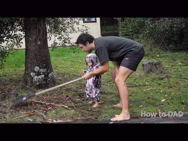 Thử thách dọn sân có vẻ hơi khó khăn với bé vì đôi khi chính người lớn cũng không biết làm thế nào.