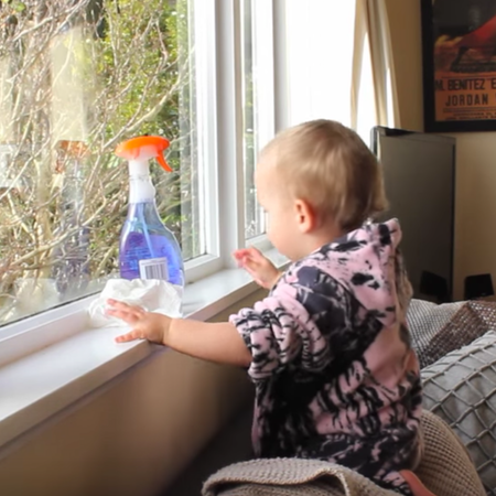 Lau nhà tắm và cửa sổ có vẻ không phải là một công việc dễ dàng với thiên thần bé nhỏ này vì trông cô bé không vui vẻ cho lắm. 