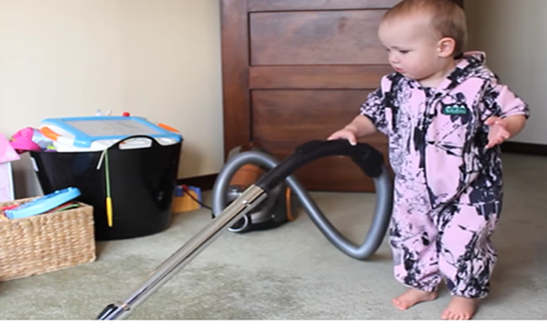 Tiếp đến là hút bụi, bé cũng làm tốt. Các ngón tay xòe ra trông rất đáng yêu. 