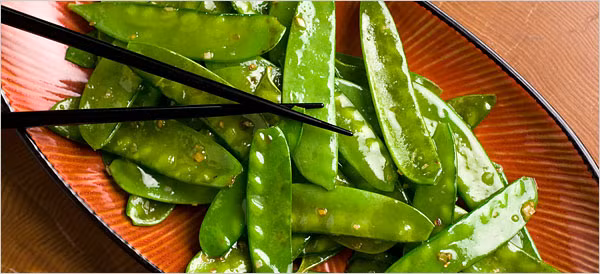 Đậu xanh: Năm 2005 người ta phát hiện ra đậu xanh cũng bị làm giả và không có gì bảo đảm việc này bây giờ đã được chấm dứt. Đậu xanh giả được làm từ đậu nành, chất nhuộm xanh, đậu Hà Lan và một chất hóa học có tác dụng tẩy màu và bảo quản là sodium metabisulfite. Chất nhuộm màu này nằm trong danh mục chất cấm vì gây ung thư. Khi nấu chín, đậu xanh giả không hề mềm đi và nước nấu có màu xanh kỳ lạ. 