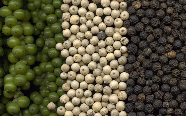 Hạt tiêu giả: Loại hạt được bày bán như tiêu nhiều khi lại làm bằng bùn đất có tẩm hương liệu. 