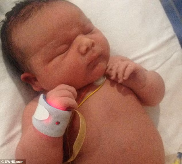 Các bác sĩ thông báo bé Reggie chỉ có 50% cơ hội sống sót và sẽ cần 3 lần đại phẫu tim, khả năng sẽ không sống được đến tuổi niên thiếu. Nhưng hai vợ chồng kiên quyết không bỏ thai và bé Reggie đã chào đời ngày 1/9/2016 nặng 3,5kg. 