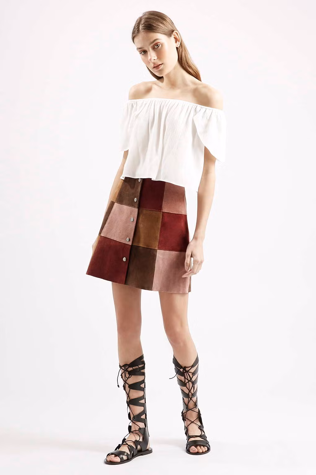 ... hay kết hợp với áo trễ vai và xăng-đan chiến binh cho vẻ đẹp nữ tính và năng động.