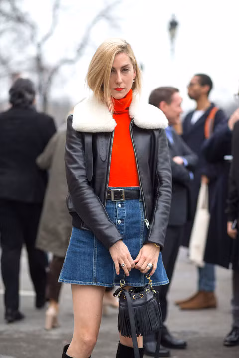 Kết hợp với áo len cổ lọ và áo khoác cho ngày lạnh.