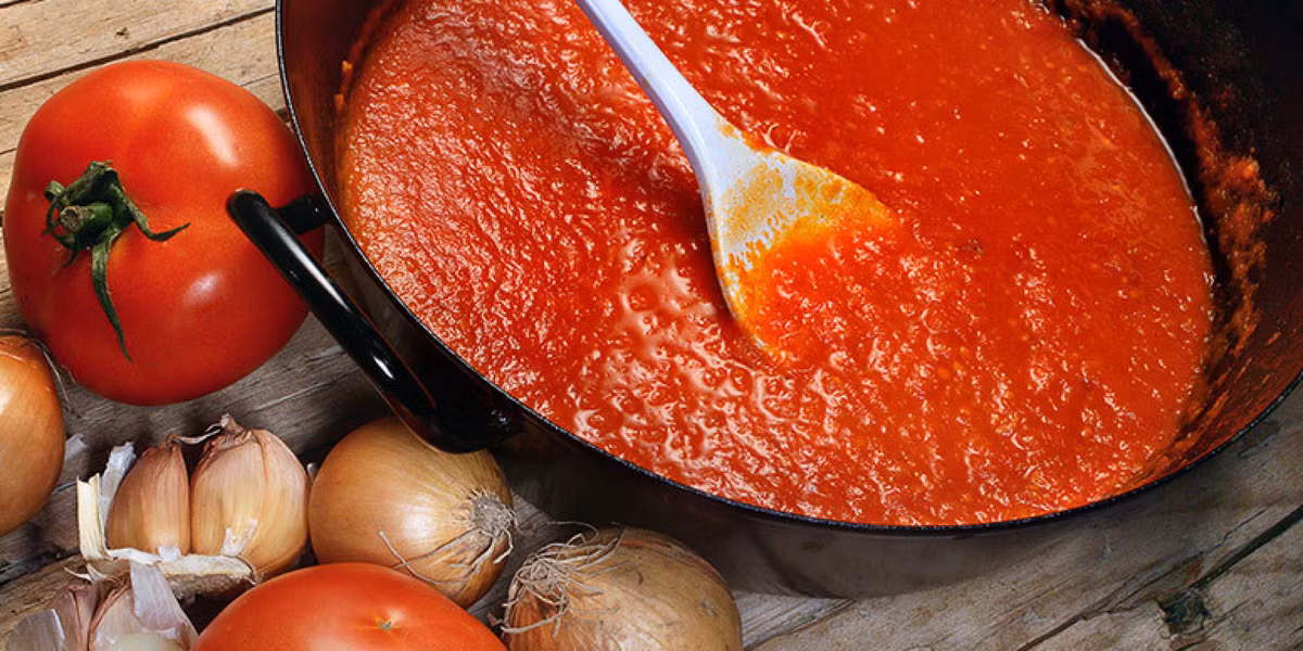 Thành phần cà chua trong các loại sốt spaghetti cũng có thể khiến răng dễ bị ố vì có tính axit, màu đỏ và bám rất lâu vào răng. Trước khi ăn nên ăn một số loại rau lá thẫm như bông cải xanh, cải xoăn, cải bó xôi để tạo một lớp màng bảo vệ men răng. 