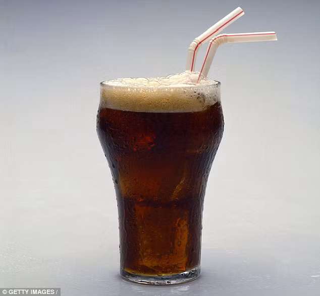 Một cốc coca lạnh vào bất kỳ lúc nào sẽ khiến bạn tỉnh táo nhưng đây là đồ uống có tính axit và chất tạo màu, không tốt cho hàm răng trắng. 