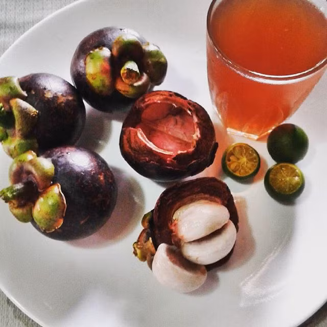 Để tận dụng mọi lợi ích từ quả măng cụt, bạn đừng vội vứt bỏ vỏ măng cụt. Hãy gọt bỏ phần vỏ cứng bên ngoài chỉ để lại phần vỏ mềm rồi ép lấy nước. Để giảm bớt vị đắng, hãy cho thêm vào một chút mật ong hoặc đường. 