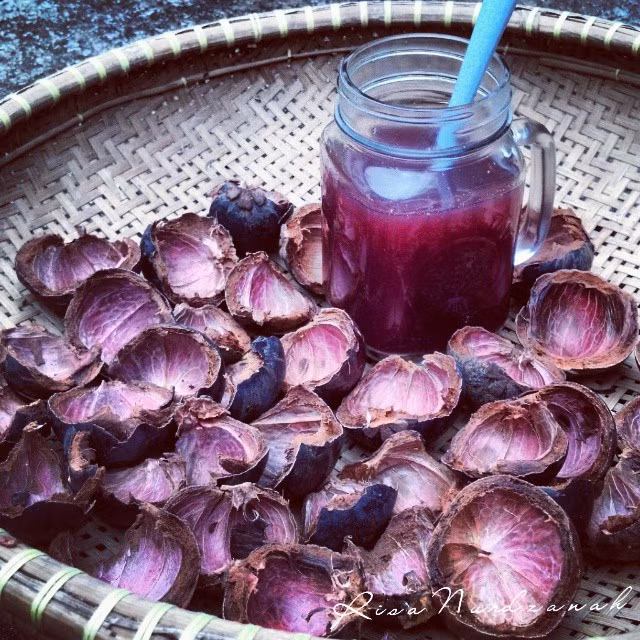 Vỏ măng cụt còn thừa có thể phơi khô để bảo quản lâu hơn và lấy ra dùng bất cứ khi nào cần.