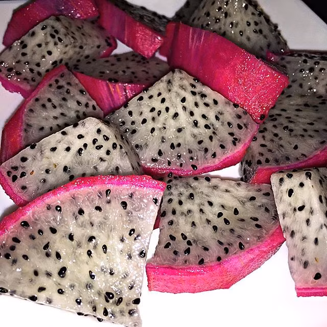 Nếu muốn thay đổi một chút, bạn có thể xay sinh tố măng cụt với một số loại quả khác như thanh long và táo để tăng cường lợi ích đối với sức khỏe. Hỗn hợp này nhiều vitamin C, chất xơ nên có thể tăng cường sức đề kháng của cơ thể đối với một số bệnh tật như bệnh tim mạch, thậm chí cả ung thư. Loại nước này cũng có dùng để điều trị bệnh tiểu đường. 