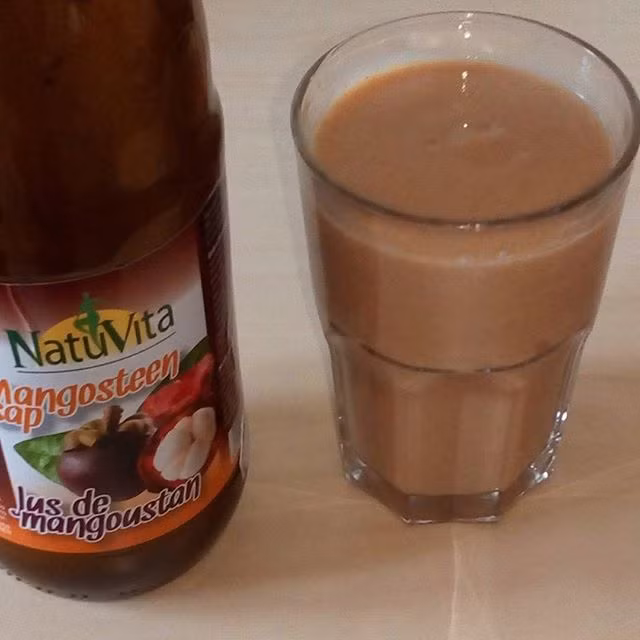 Làm nước hoa quả từ quả măng cụt khá đơn giản. Chỉ cần tách phần thịt quả rồi xay ra, có thể thêm một chút mật ong cho ngon hoặc không cần cũng được vì măng cụt đã có vị ngọt. Thêm vài viên đá để cốc nước măng cụt có vị tươi ngon. 