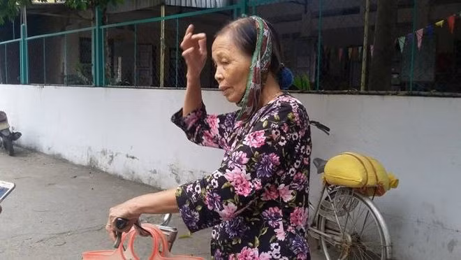 Bà Yên - chủ nhà trọ chia sẻ về bé gái 12 tuổi mang thai từng ở nhà mình. Ảnh T.C