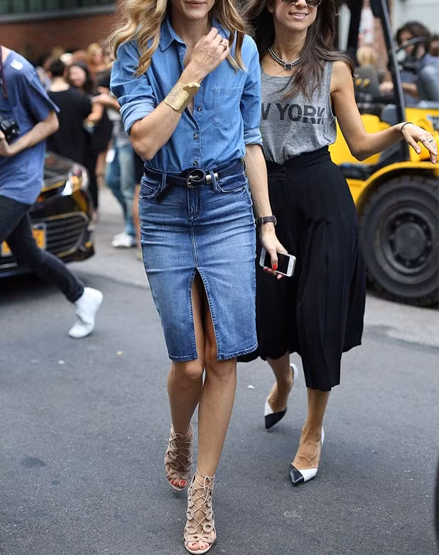 Hãy mặc những món đồ kiểu tomboy với giày cao gót: Nguyên tắc phối đồ trên còn áp dụng với những món đồ nam tính, chỉ cần vài phụ kiện nữ tính như xăng-đan buộc dây để cân băng lại tổng thể trang phục. 