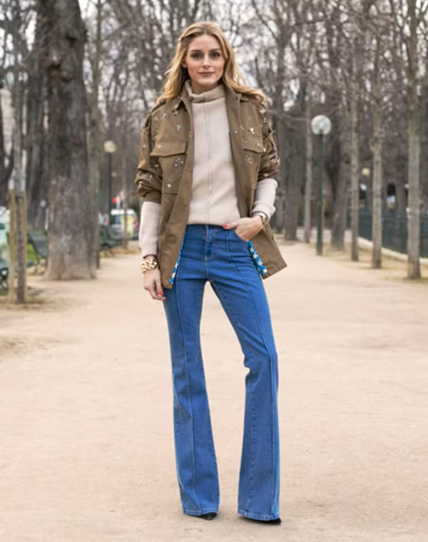 Xắn tay áo: Đừng nghĩ bạn chỉ có thể xắn tay áo sơ mi vì bạn có thể làm mới áo khoác bằng cách xắn tay áo lên. Bạn sẽ được cộng thêm điểm nếu mặc bên trong một chiếc áo dài. 