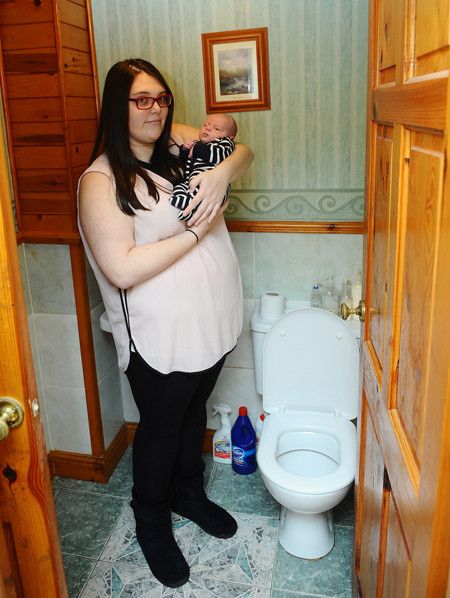 Trường hợp của cô Charlotte Bryant, 20 tuổi, người xứ Wales, người không biết mình mang thai cho đến khi đẻ rơi con trong bồn cầu là trường hợp rất hy hữu vì đến các bác sĩ hay kể cả người nhà cũng không nhận ra cô đang mang thai. May mắn xe cứu thương đã tới kịp để đưa người mẹ trẻ và em bé sơ sinh nặng 3,3kg này vào bệnh viện. 