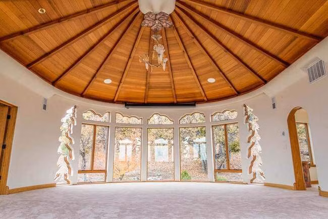 Các khung cửa sổ mô phỏng hình cây.