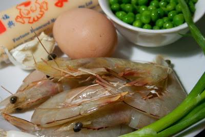 Để làm món đậu non sốt tôm trứng cần các nguyên liệu sau đây: 1 ống đậu phụ trứng, 2 nhánh tỏi băm nhỏ, 1,5 bát nước dùng, 2 thìa dầu hào, 1 thìa nước tương, 1 thìa dầu mè, 1 ít hạt tiêu trắng, 6 con tôm bóc vỏ để nguyên đuôi, nửa chén đậu Hà Lan đông lạnh, 2 thìa hành lá thái nhỏ, bột bắp, 1 quả trứng. 