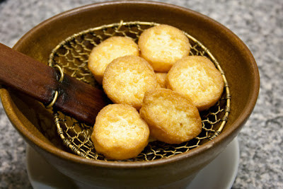 Đậu non cắt thành khoanh dày khoảng 1cm rồi rán cho đến khi ngả vàng. Lưu ý đối với đậu non khi rán không cho nhiều dầu mà chiên cạn thì đậu non mới nhanh vàng. Gắp ra để ráo dầu. 