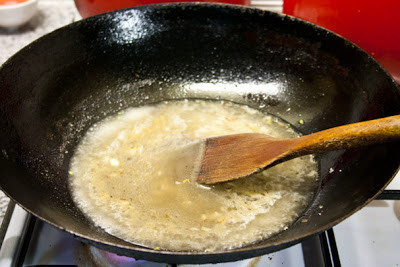 Phi tỏi thơm với dầu rồi cho một ít nước dùng vào đun sôi lên, nếm vừa gia vị dầu hào, dầu mè, hạt tiêu, nước tương.