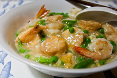 Món đậu non sốt trứng này ăn kèm với cơm rất ngon và mát. Khi ăn lấy một bát cơm rồi múc sốt đậu non đổ lên trên. 