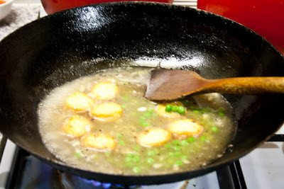 Tiếp theo cho đậu non đã chiên và đậu Hà Lan vào và đun sôi khoảng 1 phút. 