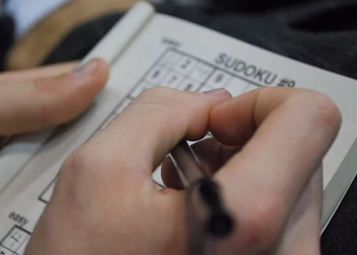 Một cách khách giúp bạn khỏi phải suy nghĩ nhiều là chơi trò giải ô chữ. Luôn luôn mang trong người 1 cuốn giải đố ô chữ, nó sẽ giúp bạn bớt suy nghĩ nhiều trong suốt chuyến bay.