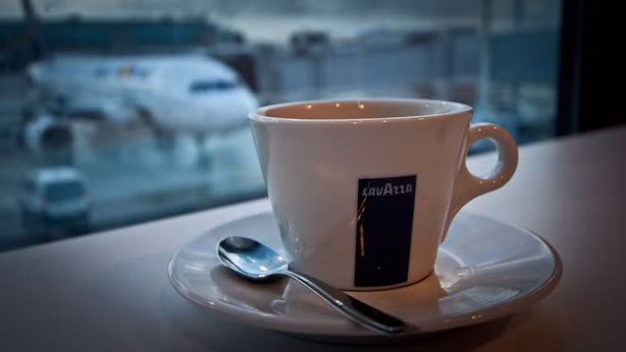 Muốn tránh căng thẳng khi đi máy bay, bạn không nên uống cà phê trước hoặc trong khi bay vì chất caffeine sẽ làm tăng sự căng thẳng và bất an cho bạn. Thay vào đó hãy uống nước chanh dây vì đây là thức uống thiên nhiên có tác dụng an thần cho bạn và hơn nữa có thể giúp bạn ngủ ngon trong suốt chuyến bay.