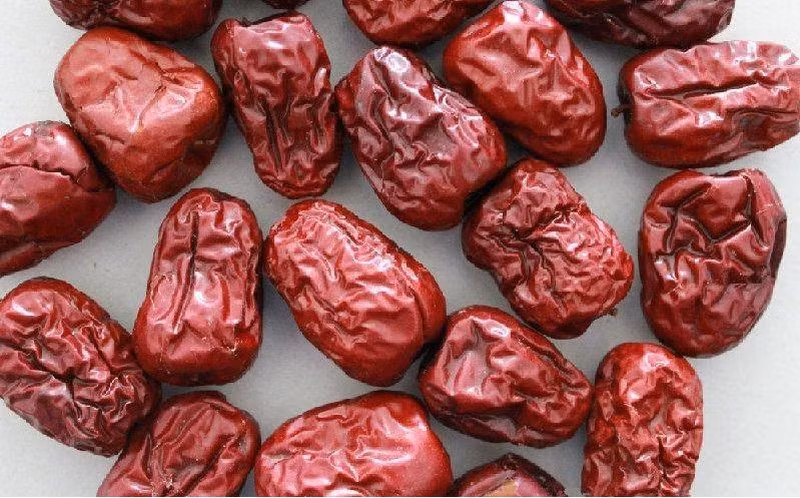 Quả chà là rửa sạch rồi cắt làm 3. 