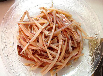 Mực khô rửa sạch rồi thái miếng nhỏ.