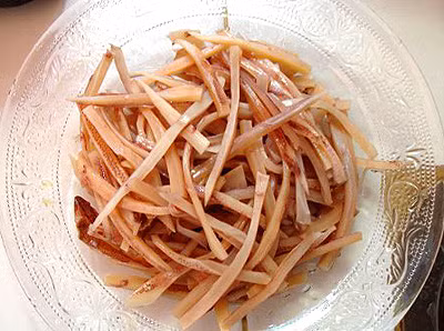 Mực khô rửa sạch rồi thái miếng nhỏ.