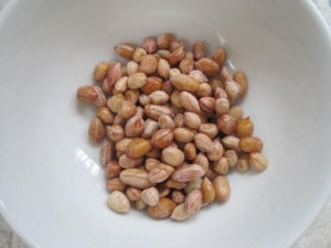 Đầu tiên cần ngâm lạc trong nước ấm khoảng nửa tiếng cho mềm.