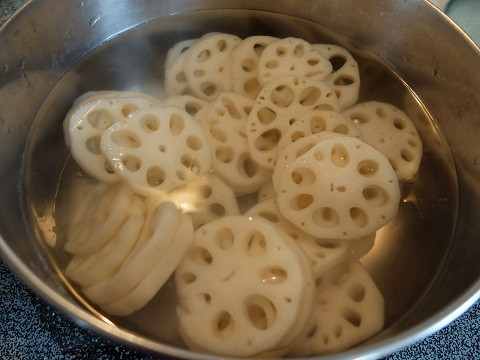 Củ sen gọt vỏ, rửa sạch rồi cắt thành lát. 