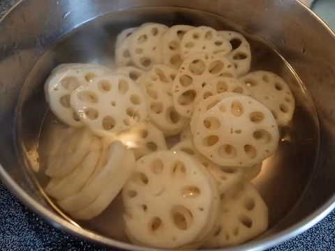 Củ sen gọt vỏ, rửa sạch rồi cắt thành lát. 