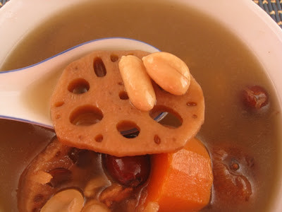 Cho tất cả các nguyên liệu vào nồi hầm rồi nấu khoảng 5 tiếng cho đến khi canh củ sen mềm nhừ là được. Sau đó nêm muối cho vừa ăn, đun lại rồi bắc ra ăn nóng. 