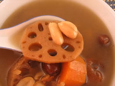 Cho tất cả các nguyên liệu vào nồi hầm rồi nấu khoảng 5 tiếng cho đến khi canh củ sen mềm nhừ là được. Sau đó nêm muối cho vừa ăn, đun lại rồi bắc ra ăn nóng. 