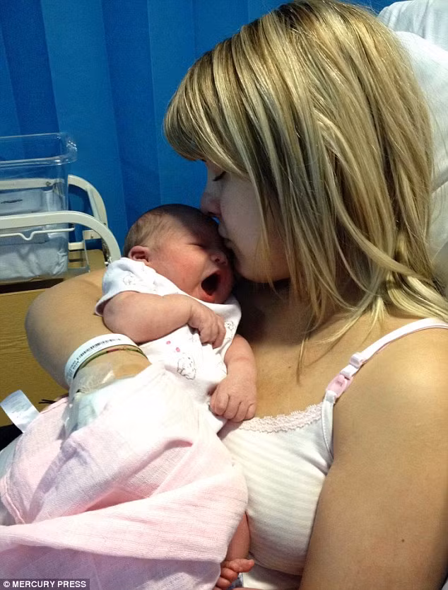 Vốn là một người ăn chay nhưng vào ngày chuyển dạ, Hannah bỗng thèm ăn thịt bò nhưng phải cố gắng kìm chế. Vì không đủ sức khỏe sinh thường nên cô sinh mổ. Bé gái Beth chào đời khỏe mạnh và hiện đã được 18 tháng. 