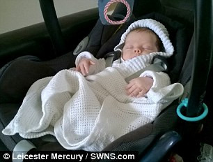 Khi mang thai được 33 tuần, các bác sĩ đã phát hiện ra thai nhi trong bụng sản phụ Elaine có một khối u bằng quả bưởi. Hình ảnh siêu âm cho thấy khối u trong bụng thai nhi có kích thước 10x10cm này là u teratoma sau màng bụng – một loại ung thư hiếm gặp. 