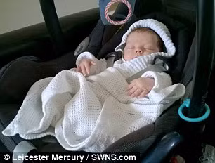 Khi mang thai được 33 tuần, các bác sĩ đã phát hiện ra thai nhi trong bụng sản phụ Elaine có một khối u bằng quả bưởi. Hình ảnh siêu âm cho thấy khối u trong bụng thai nhi có kích thước 10x10cm này là u teratoma sau màng bụng – một loại ung thư hiếm gặp. 