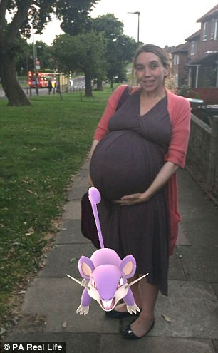 Một phụ nữ bực tức vì mang thai quá ngày dự sinh cho biết cuối cùng đã lên cơn chuyển dạ nhờ lao vào trò chơi săn thú ảo Pokemon Go. 