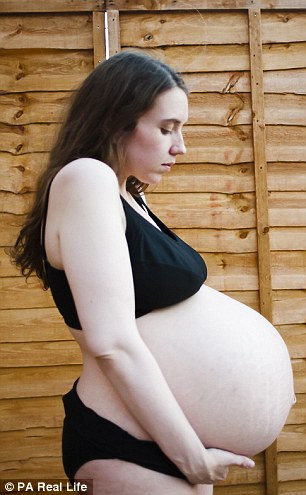 Trước khi làm mẹ của hai bé gái sinh đôi được 5 ngày tuổi, Amber Wilde đã thử mọi phương cách để có thể chuyển dạ như ăn dứa hay ngồi trên bóng hơi. Khi thấy không có cách nào có tác dụng, bà mẹ 27 tuổi này đã quyết định chơi trò Pokemon Go và ra ngoài săn thú ảo.