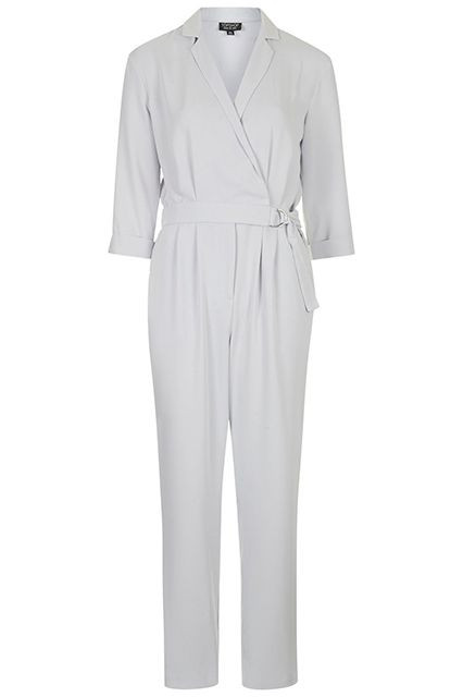 Nếu vòng ngực của bạn có phần đồ sộ so với eo và hông, kiểu áo liền quần với cổ chữ V sẽ là kiểu nịnh dáng nhất vì nó kéo dài phần cổ và ngực đồng thời làm phần hông trông đầy đặn hơn.