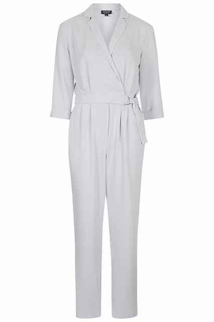 Nếu vòng ngực của bạn có phần đồ sộ so với eo và hông, kiểu áo liền quần với cổ chữ V sẽ là kiểu nịnh dáng nhất vì nó kéo dài phần cổ và ngực đồng thời làm phần hông trông đầy đặn hơn.