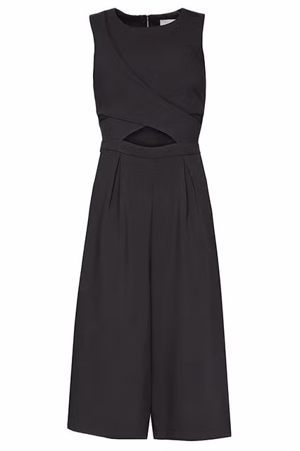 Nếu có dáng người mảnh dẻ, hãy thử bộ jumpsuit cut-out hoặc những bộ trang phục lấy phần eo làm điểm nhấn như lưng cao hoặc croptop. Kiểu trang phục này sẽ làm phần chân của bạn trông dài hơn.